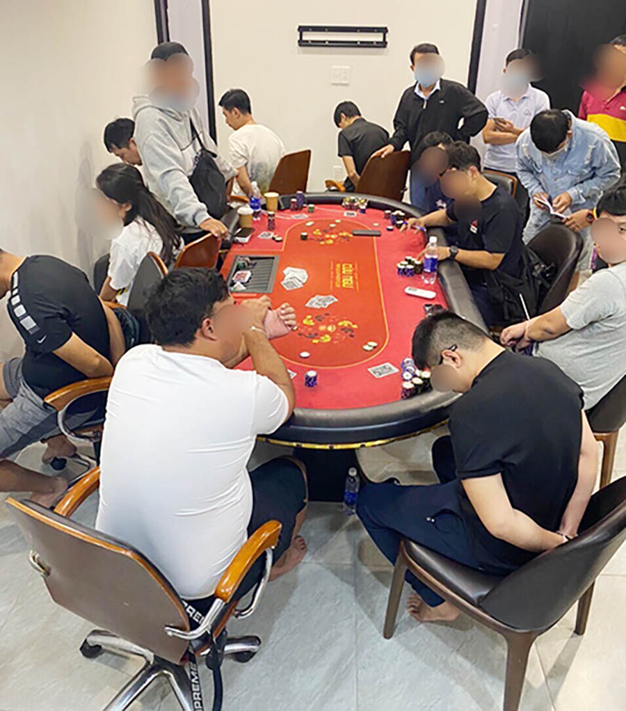 Tạm giữ 12 người đánh bài trái phép tại chung cư Vinhome ở Hà Nội